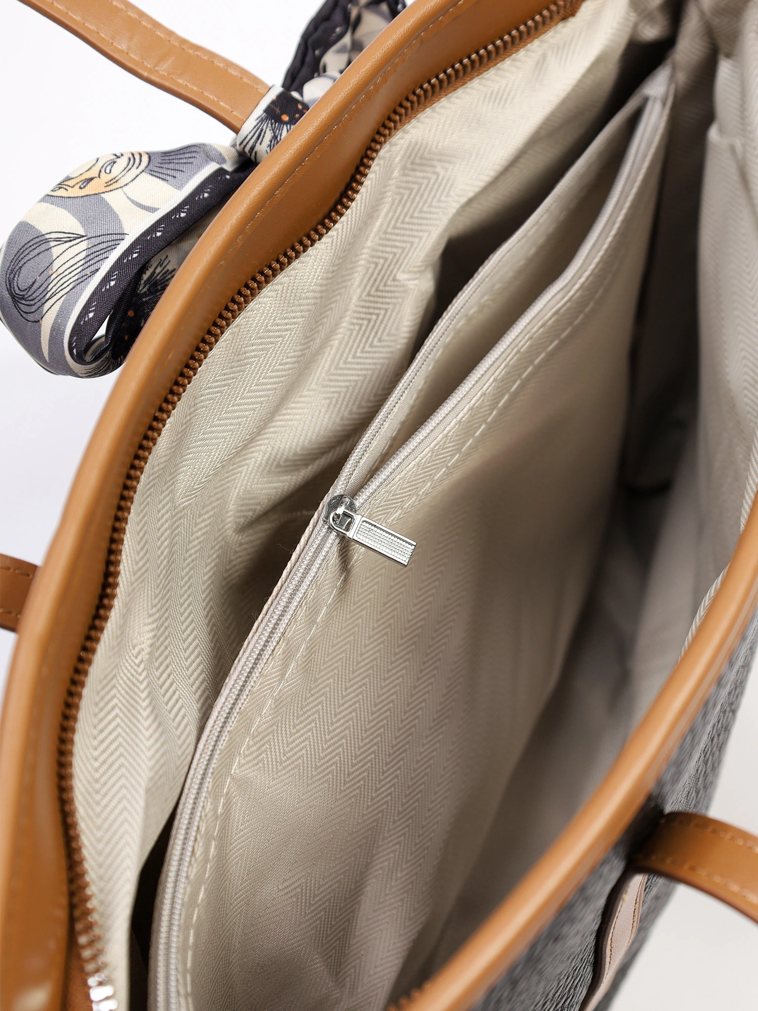 Сумка-тоут с контрастными ручками и ремешком с пряжкой в ассортименте